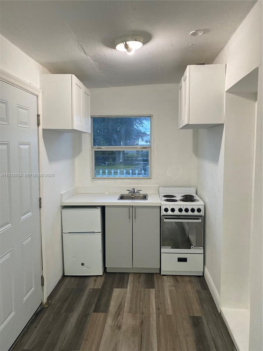 Cozy studio available, ideal for one person. Please note; the space accomodates a twin bed only (no full, no queen).Rent includes water, electricity and internet. Application required through RentSpree and provide employment information. A background check ( police record ) is also required. Move in; 1st month and $1,000 security deposit !!!