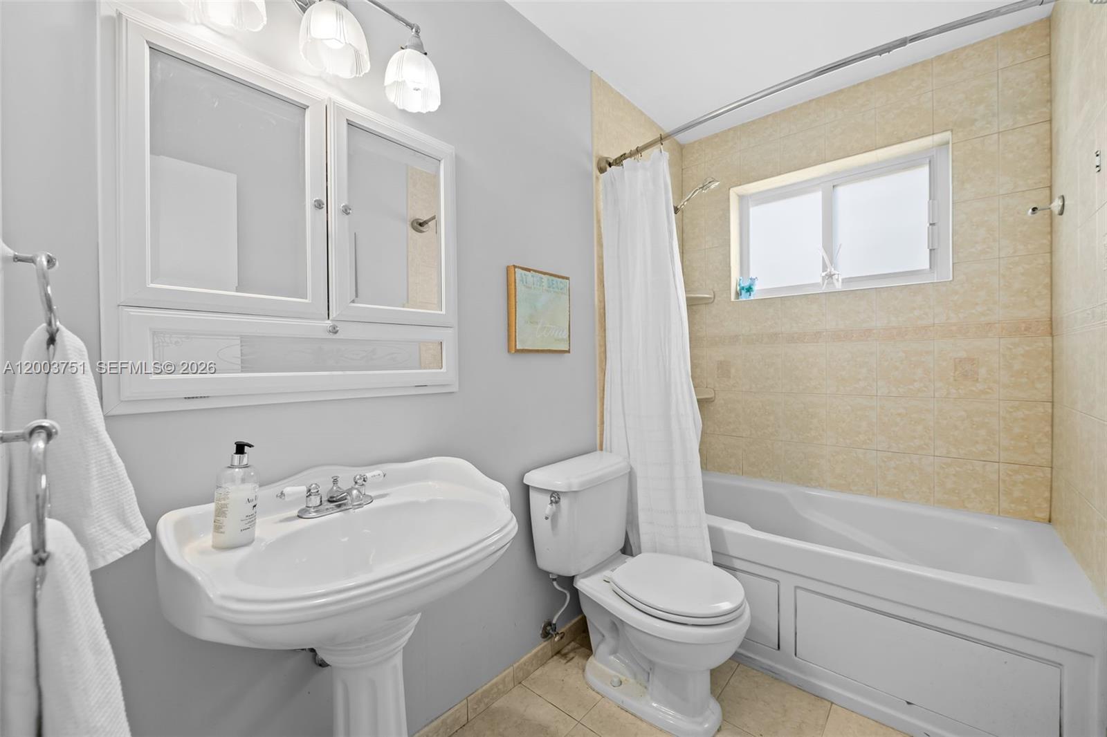 HOLLYWOOD HILLS - Residential