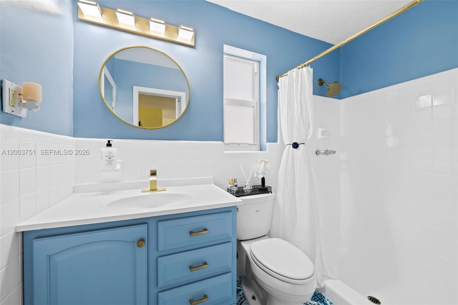 HOLLYWOOD HILLS - Residential