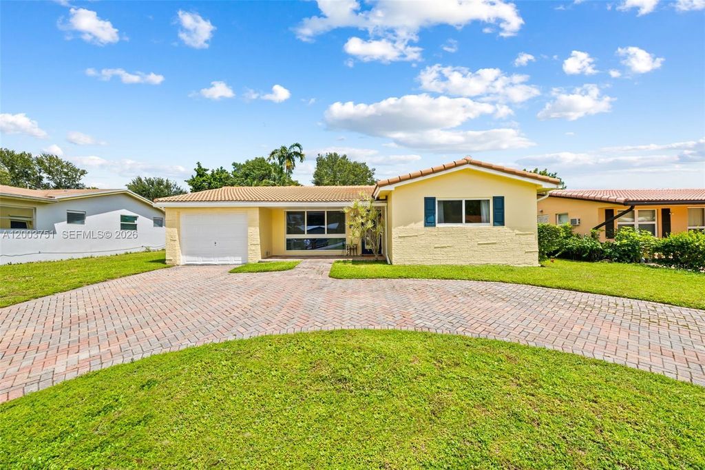 Photo of 1925 N 39th Ave, Hollywood, FL 33021 (MLS # A12003751)