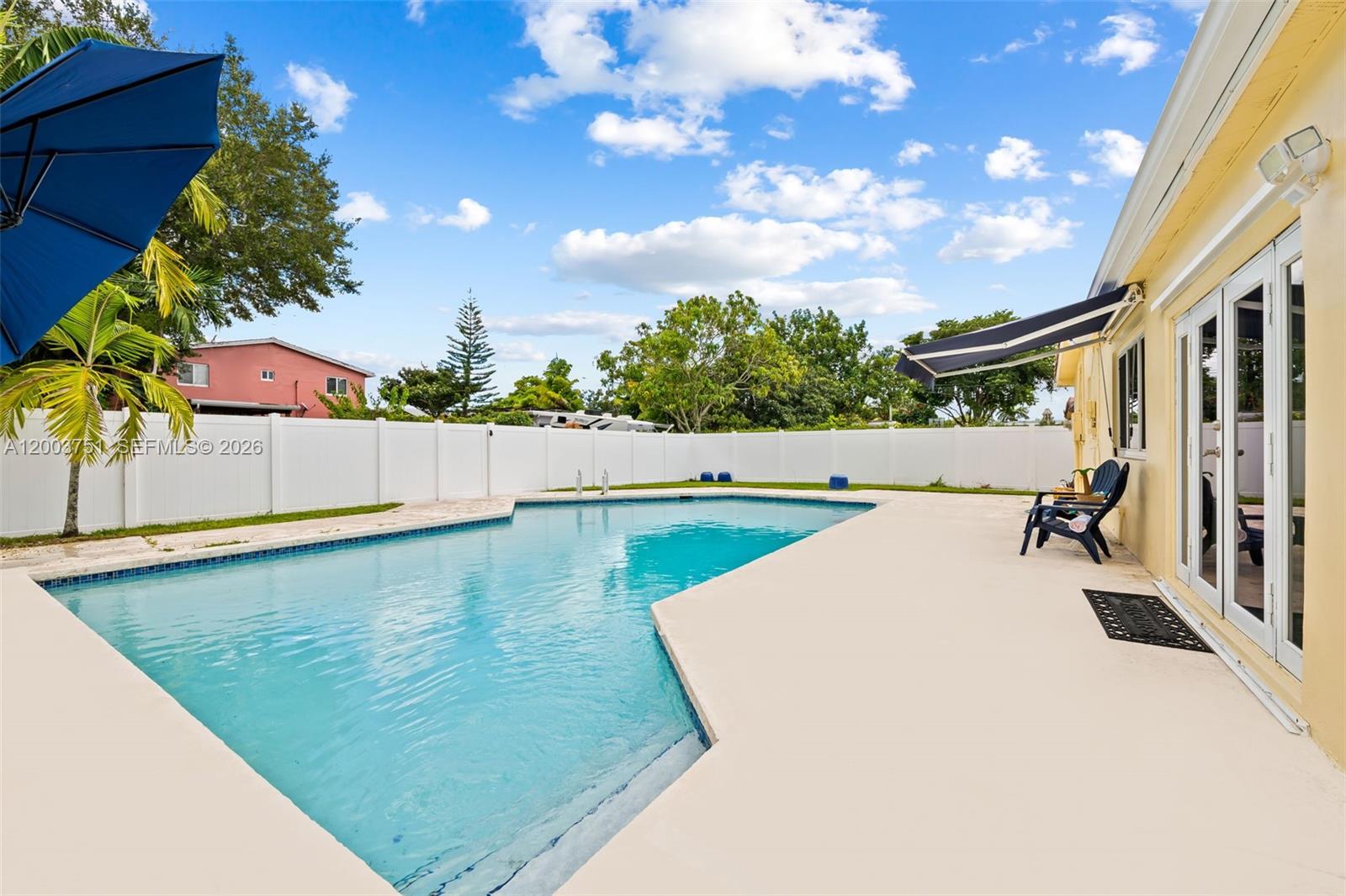 HOLLYWOOD HILLS - Residential