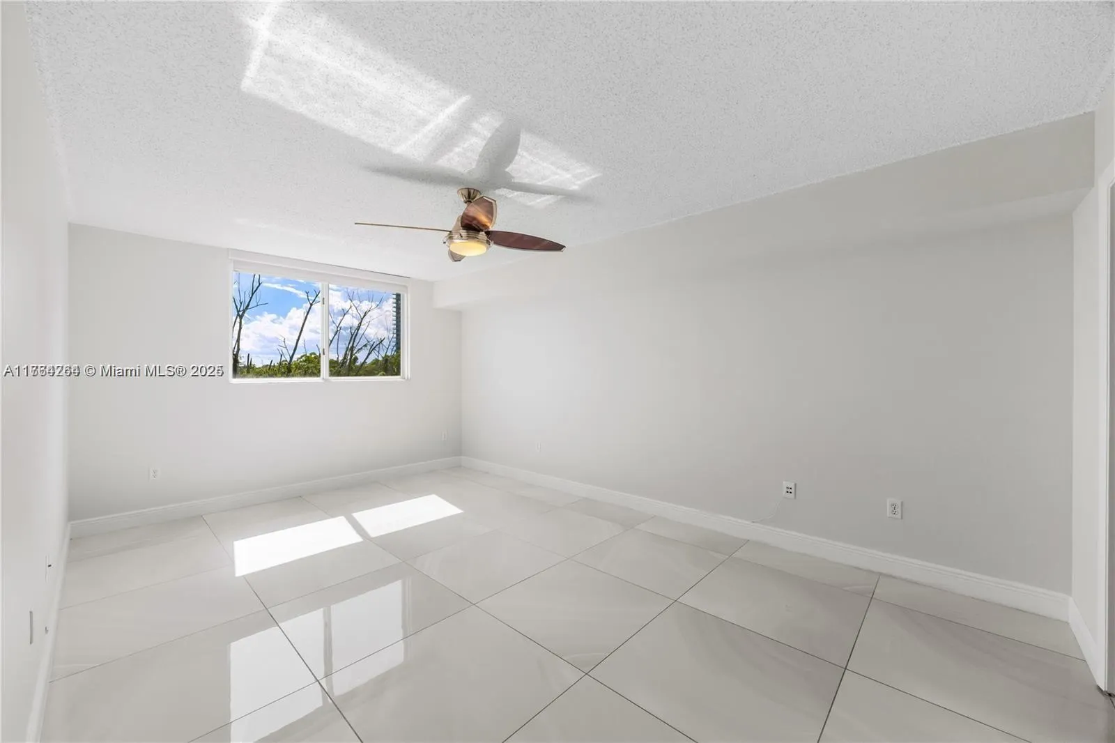 North Miami Beach, Florida 33160, United States, 2 Bedrooms Bedrooms, ,2 BathroomsBathrooms,Residential,Active,89013