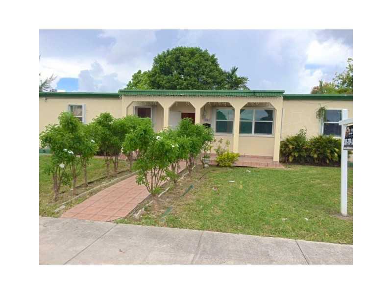 Now available! This spacious house features a split floor plan and open kitchen. This home boasts a large master bedroom with wall to wall closets and large master bath. The home has a huge backyard! More than enough space to build a big swimming pool. Ta x roll says 2/1. The house is a 4/2. #LUXEknows