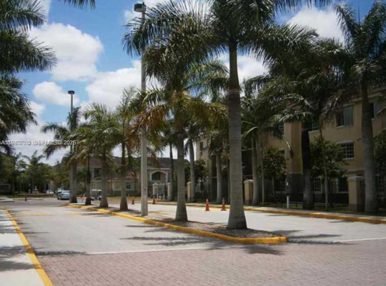 VISTA TRACE 2 CONDO - Residential