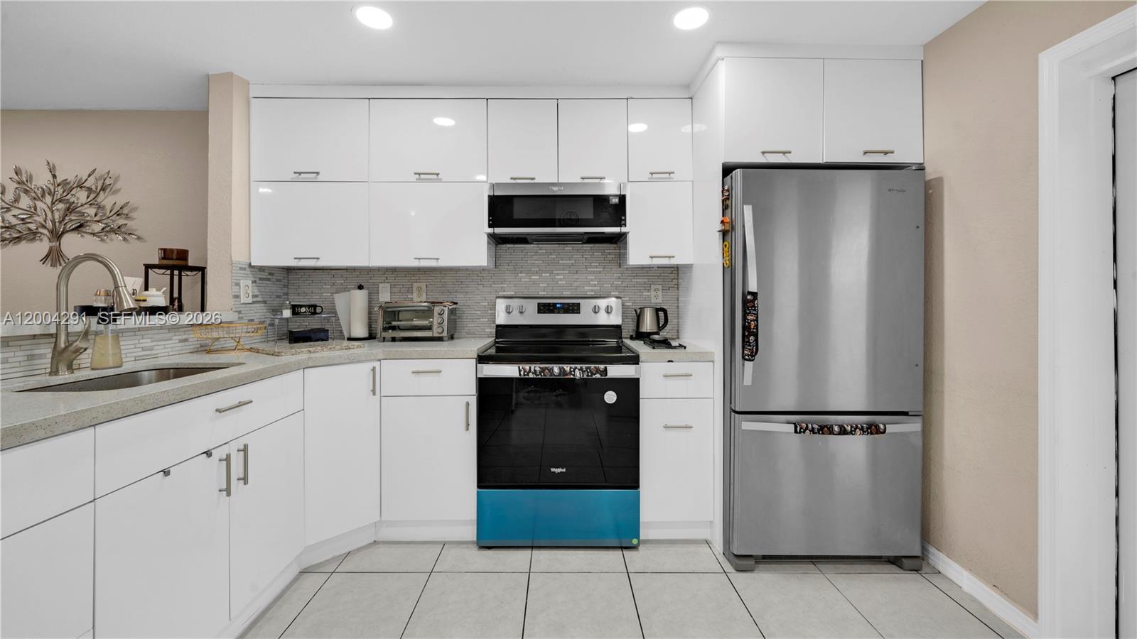 LOS PORTALES PHASE III CO - Residential