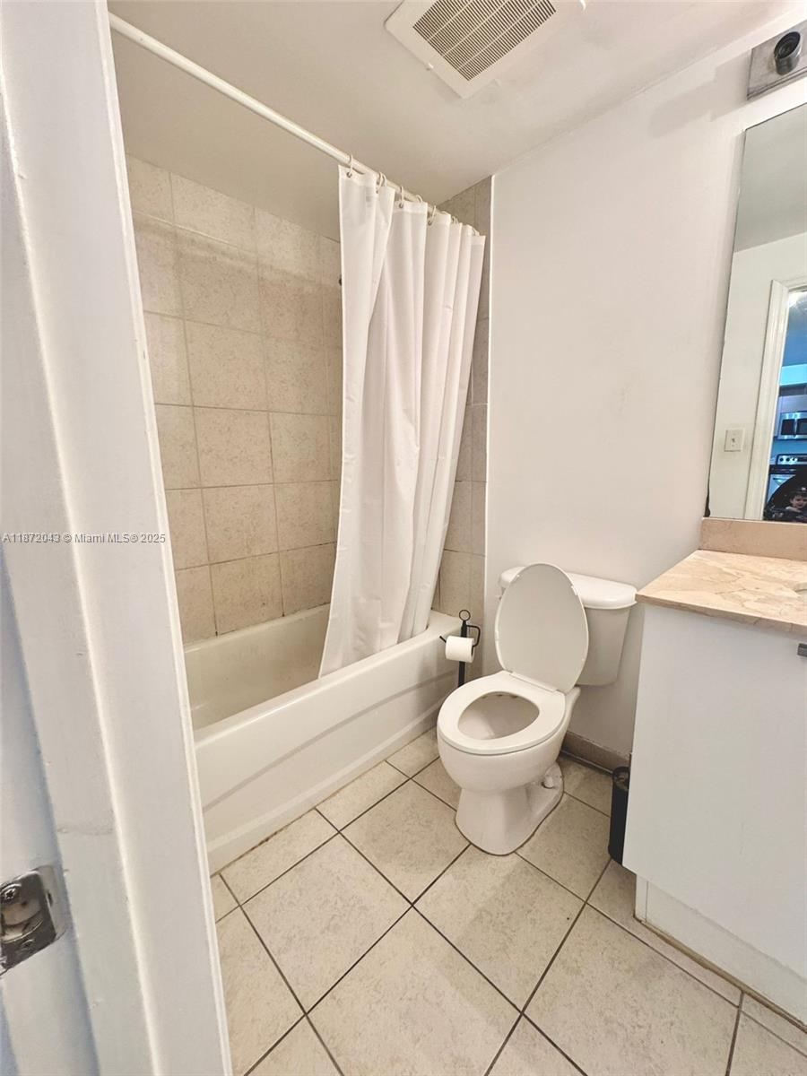 HOLLYWOOD STATION RES CON - Residential Lease