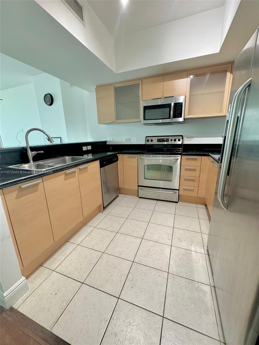 HOLLYWOOD STATION RES CON - Residential Lease