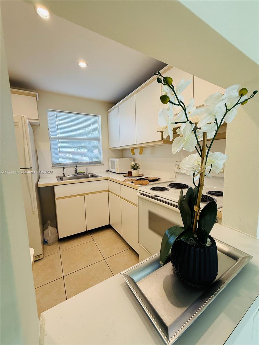 Freshly painted 1-bedroom, 1-bathroom condo located on the second floor in a desirable 55+ community with elevator access. This well-maintained unit features a spacious layout and a private balcony with beautiful lake views. Residents enjoy access to an indoor pool, outdoor pool, gym, and very complete common areas designed for comfort and recreation. The community is conveniently located near shopping, dining, major highways, and a nearby golf course. Water is included in the monthly HOA. Move-in ready!
