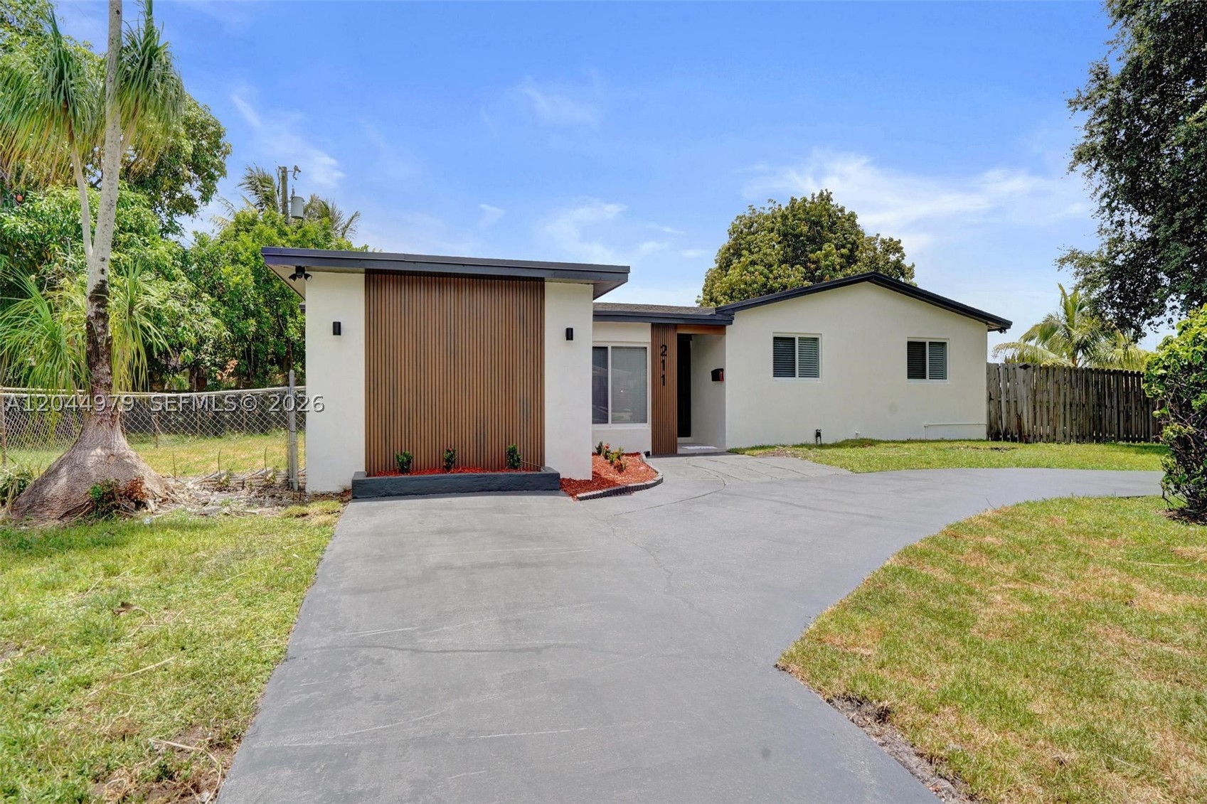 211 SW 64th Ave