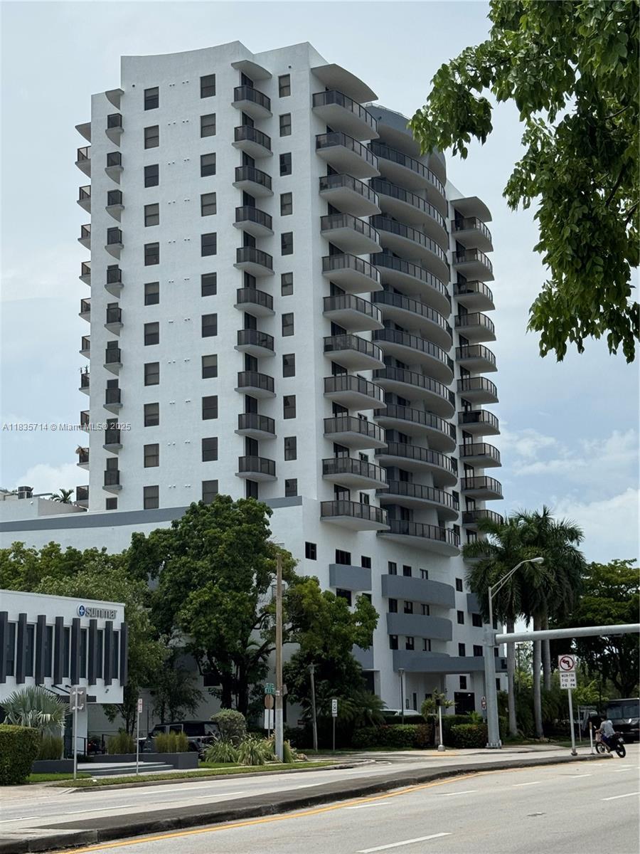 GREAT INVESTMENT OPPORTUNITY!!!!! 2 BEDROOMS/2BATHROOMS/LARGE BALCONY W/CITY VIEWS
TO ENJOY THE SUNSET + ANOTHER BALCONY FROM THE BEDROOM. CENTRAL LOCATION VERY CLOSE TO CORAL GABLES, RESTAURANTS, THE SHOPS AT MERRICK PARK, USI, METRORAIL, UNIVERSITY OF MIAMI, MINUTES TO COCONUT GROVE, DOWNTOWN MIAMI & BRICKELL AREA. GATED GARAGE. RELAX AND ENJOY POOL, EXERCISE ROOM AND MORE.
Unit needs work/remodeling. Selling in "As is" conditions. See Broker Remarks for showings.