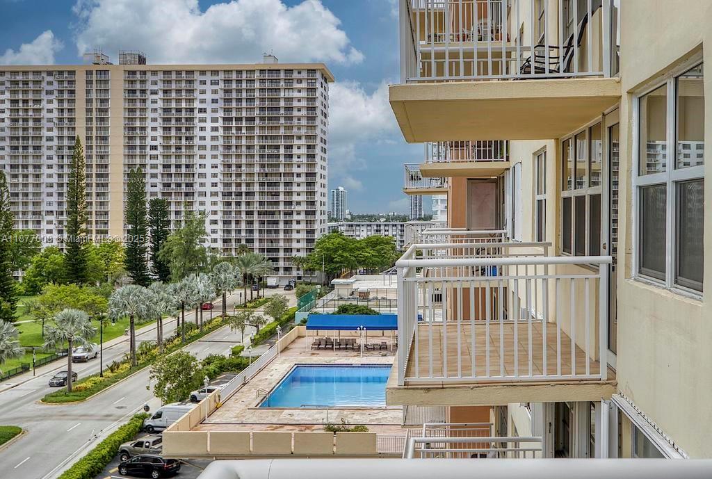 WINSTON TOWERS 200 - Residential