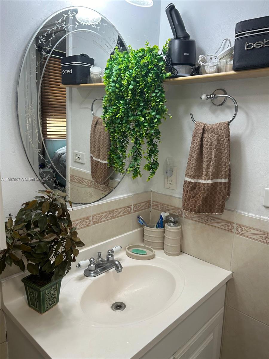 PROMENADE AT KENDALE LAKE - Residential Lease