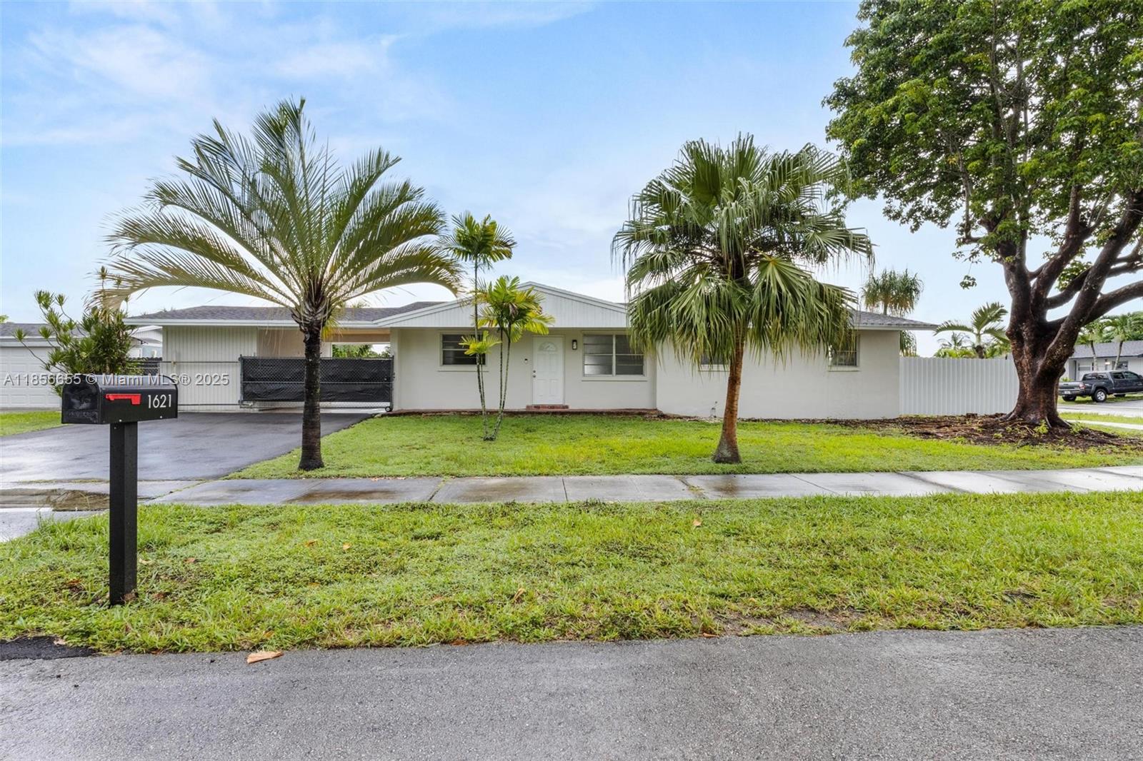 3-bedroom, 2-bathroom rental home in the heart of Homestead. This comfortable residence features a large living area, spacious bedrooms, and a kitchen equipped with appliances. The laundry area includes a washer and dryer for your convenience. The fenced backyard is ideal for outdoor activities and gatherings. Conveniently located close to shopping, dining, schools, and major highways, this home offers both comfort and accessibility. A great rental opportunity for families or anyone looking for a well-appointed home in a welcoming community.