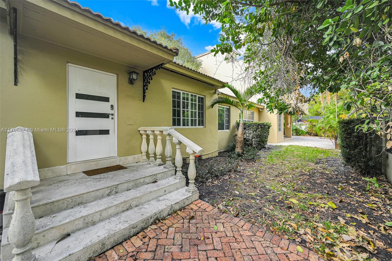 3040 Lucaya St, Miami, Miami-Dade County, Florida - 3 Bedrooms  
3.5 Bathrooms - 