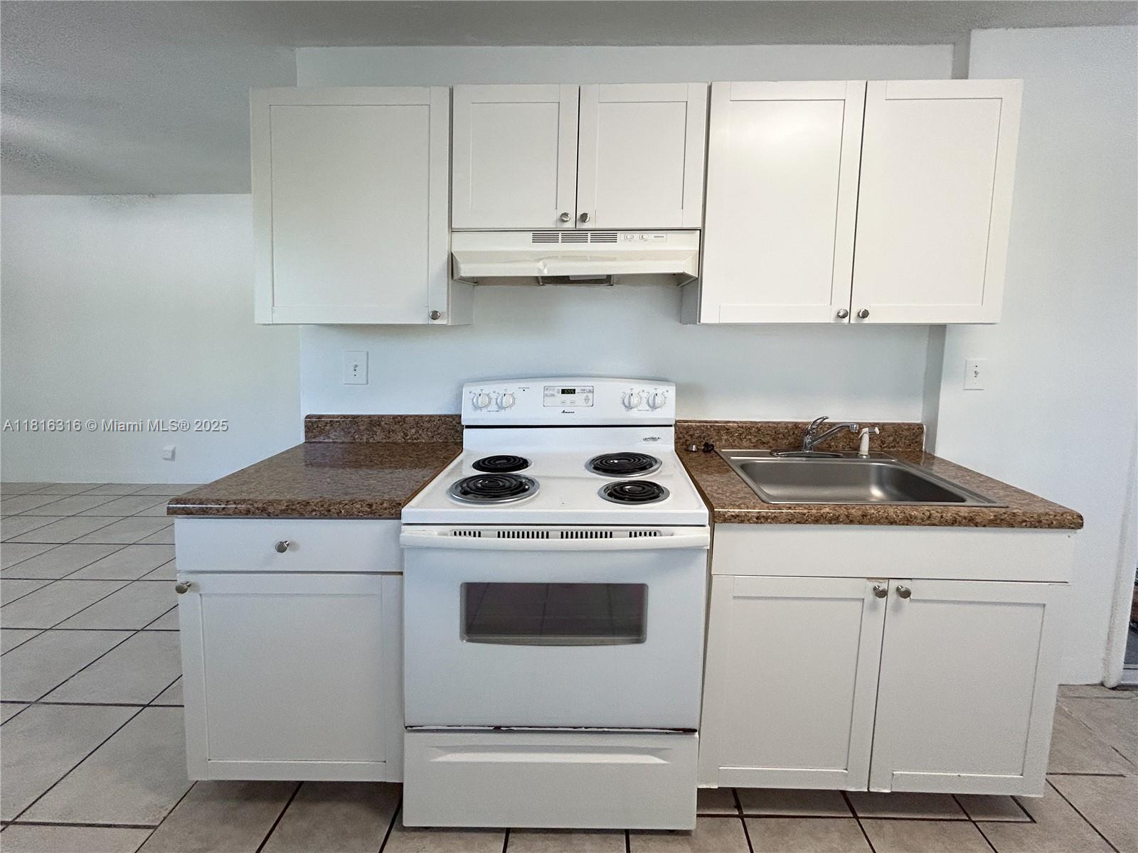 Spacious studio!
This second-floor gem offers a bright and open layout, perfect for comfortable living. The kitchen has everything you need. Tile floors add a modern touch and make cleaning easier. The kitchen is equipped with essential appliances. Enjoy comfort thanks to the air conditioning.
- Spacious layout
- Fully equipped kitchen
- Refrigerator, stove, and extractor hood
- Wall-mounted air conditioning
- Ceiling fans
- Walk-in closet
- Tile floors
- Laundry room in the building
- Parking space