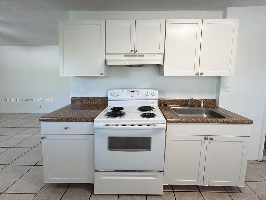 Spacious studio!

This second-floor gem offers a bright and open layout, perfect for comfortable living. The kitchen has everything you need. Tile floors add a modern touch and make cleaning easier. The kitchen is equipped with essential appliances. Enjoy comfort thanks to the air conditioning.

- Spacious layout
- Fully equipped kitchen
- Refrigerator, stove, and extractor hood
- Wall-mounted air conditioning
- Ceiling fans
- Walk-in closet
- Tile floors
- Laundry room in the building
- Parking space