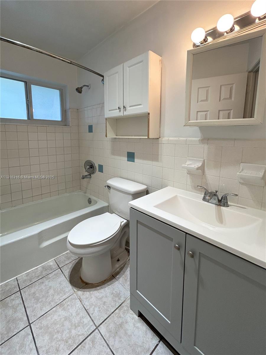OAKLAND BOULEVARD DEV - Residential Lease