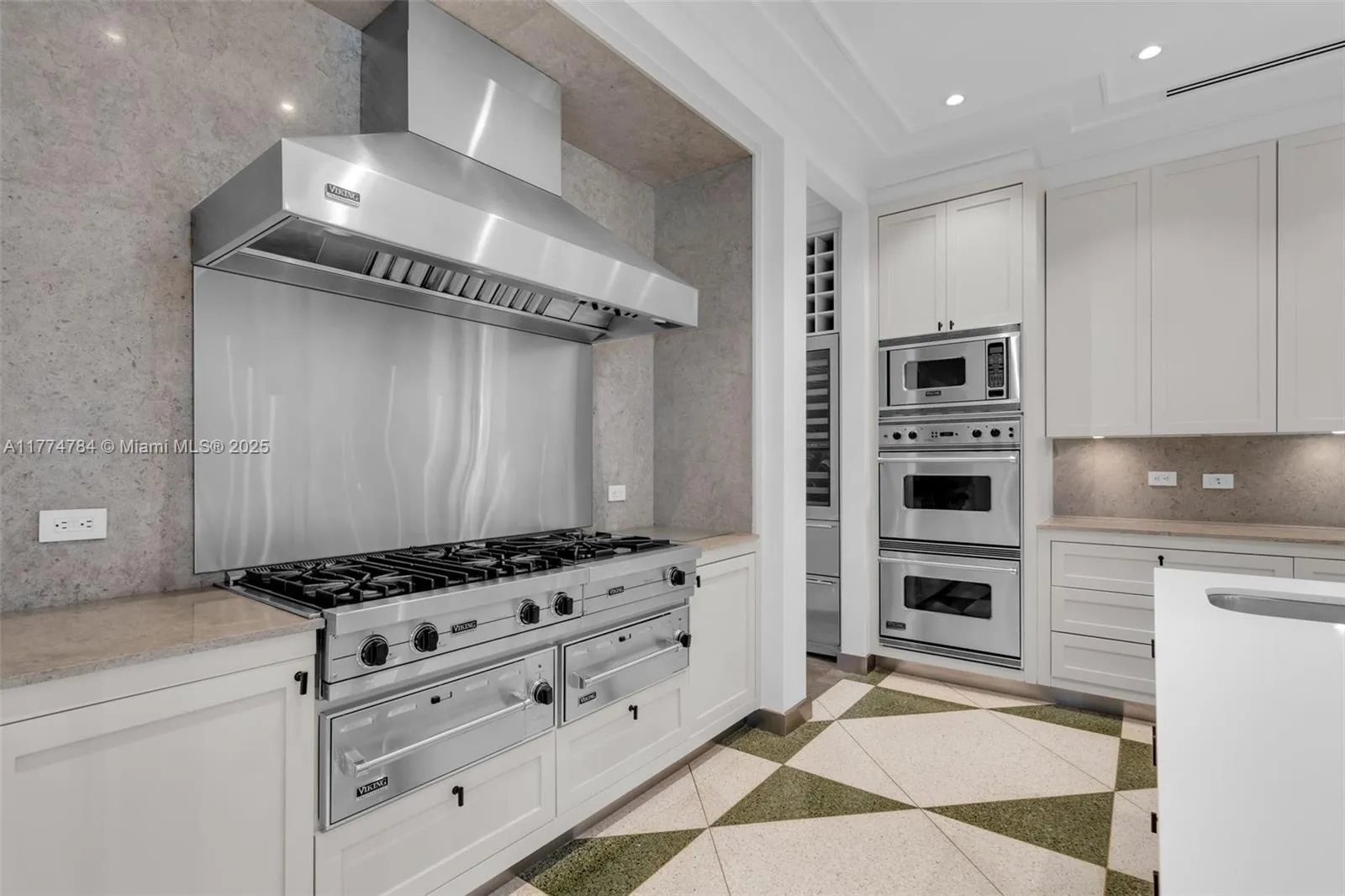 Key Biscayne, Florida 33149, United States, 8 Bedrooms Bedrooms, ,10 BathroomsBathrooms,Residential,Active,99485