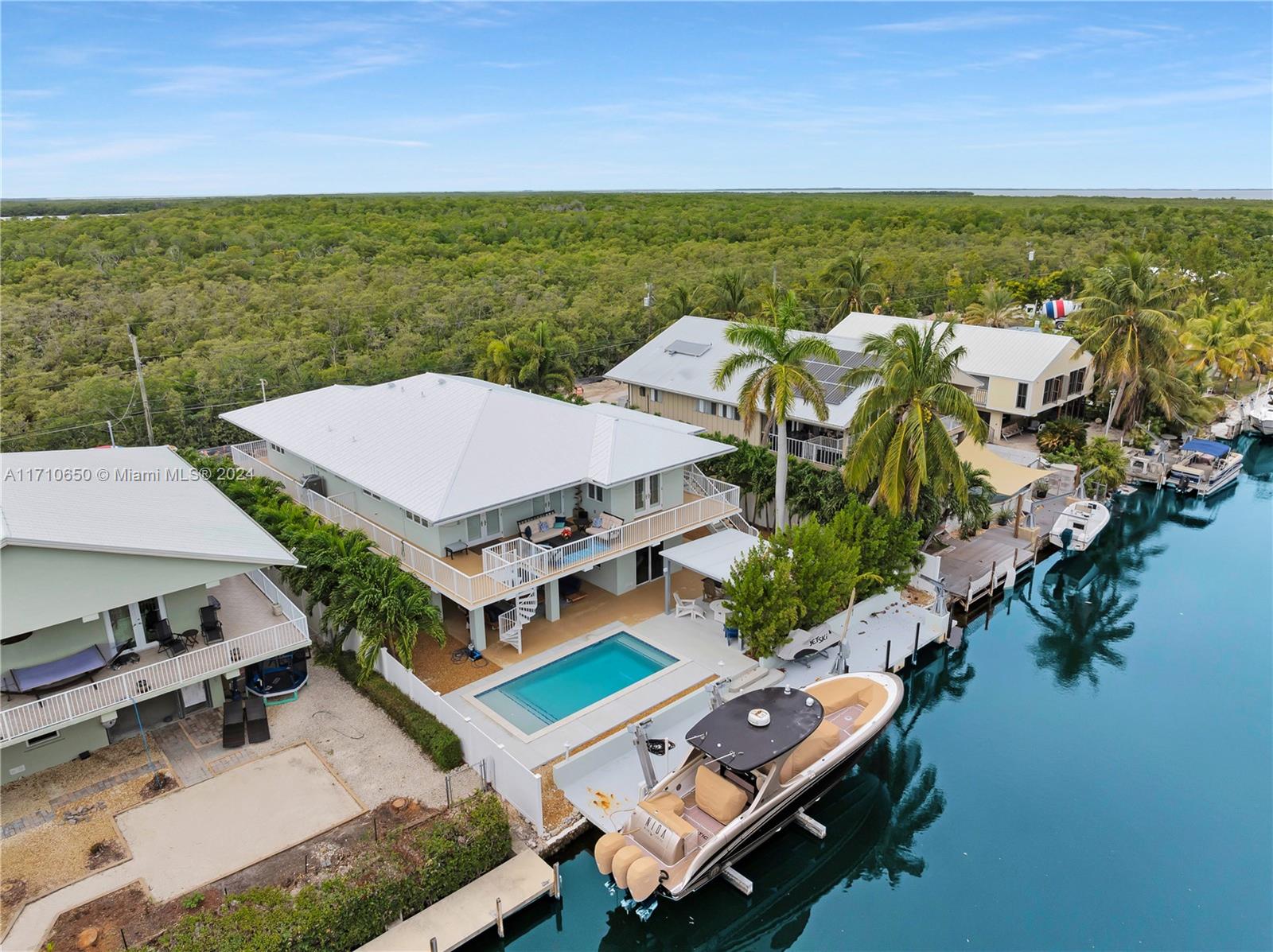 TWIN LAKES - Residential