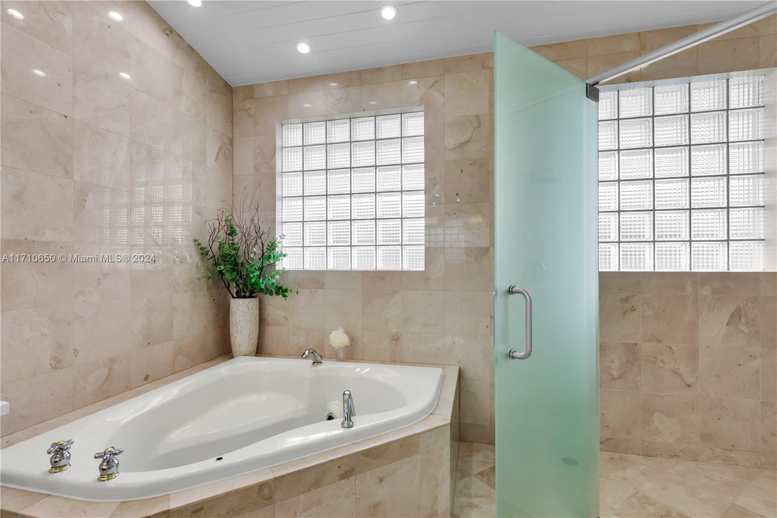 TWIN LAKES - Residential