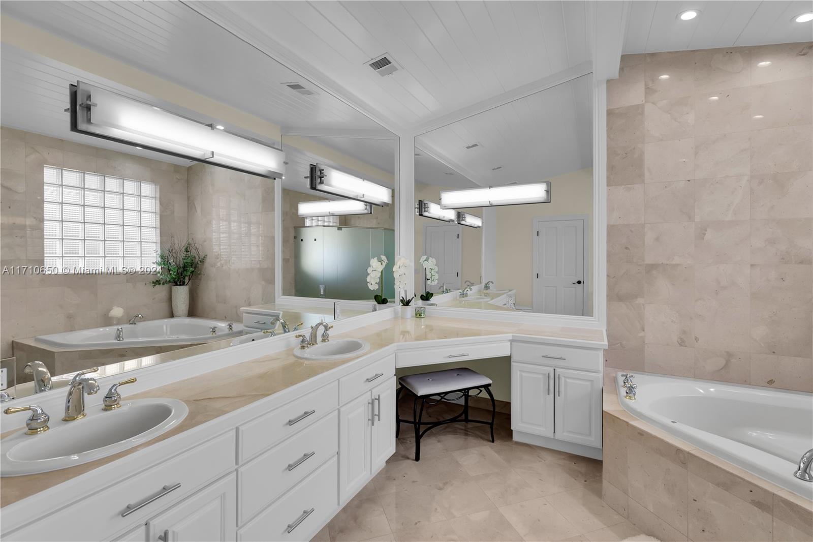 TWIN LAKES - Residential