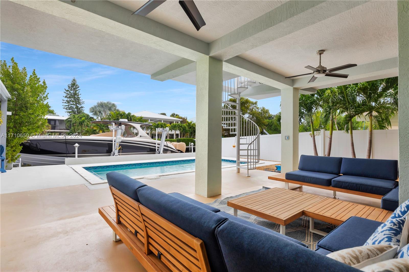 TWIN LAKES - Residential