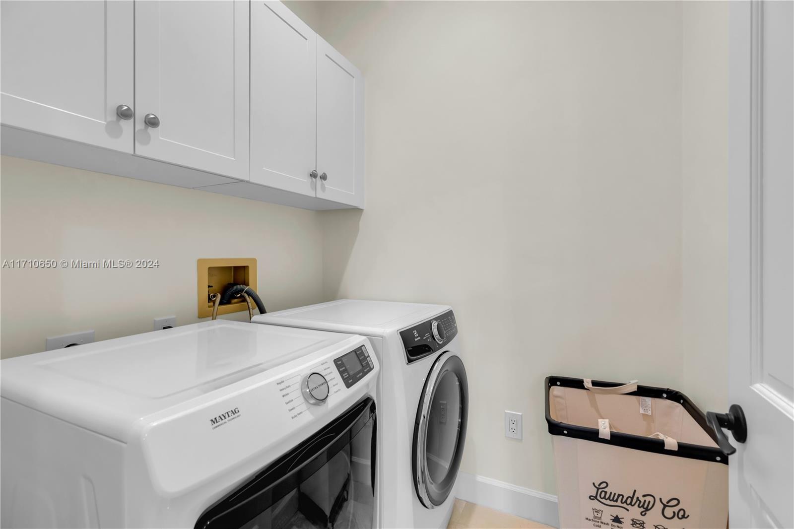 TWIN LAKES - Residential