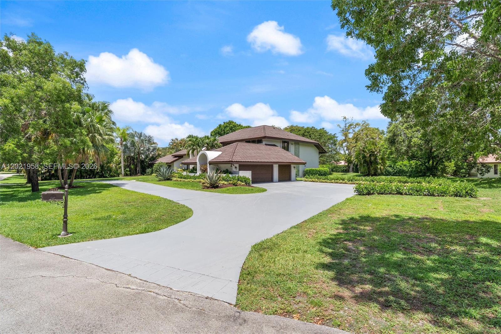 7011 Hialeah Ln