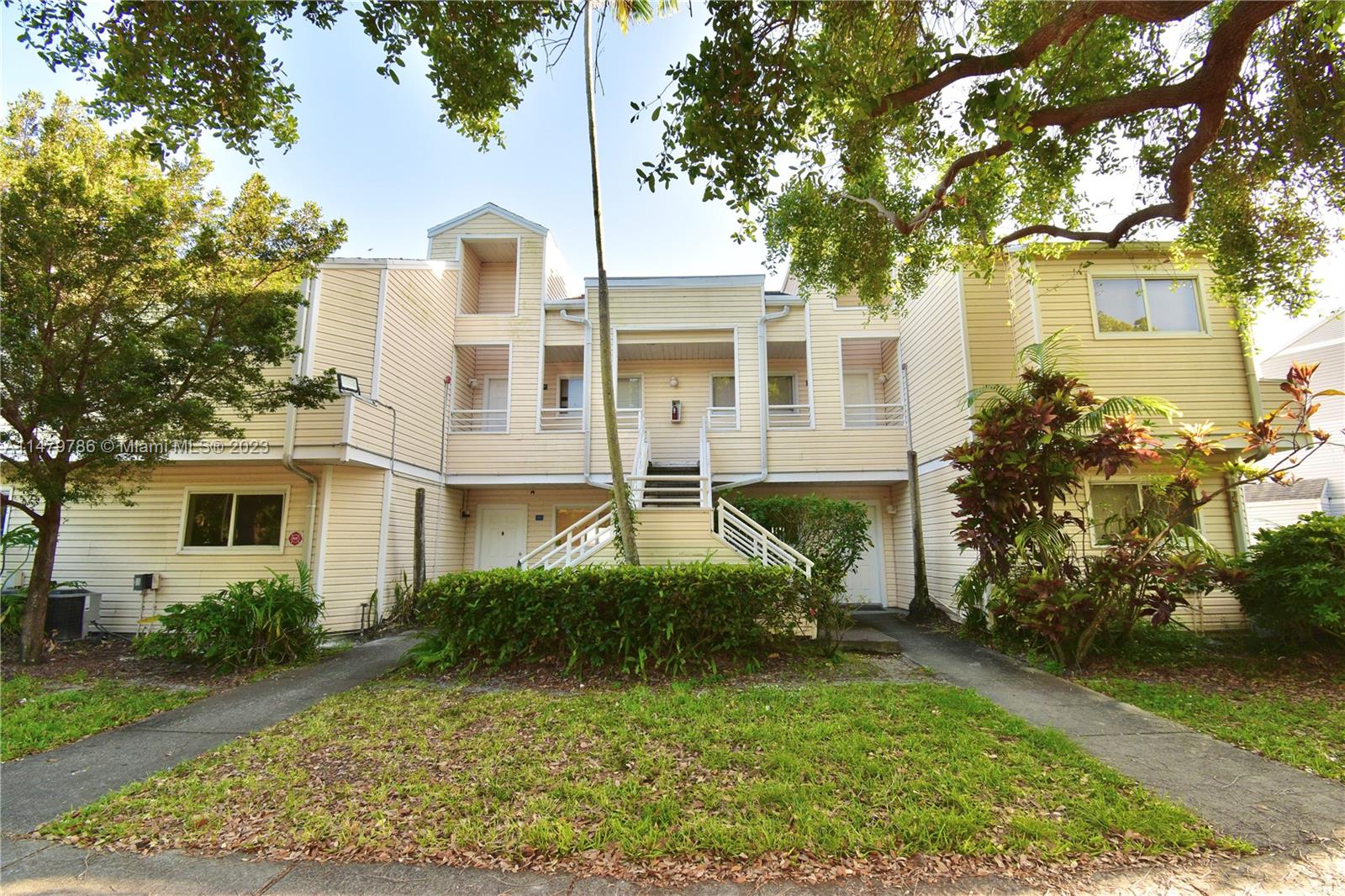 Fully renovated apartment, with amazing views, and everything is updated. 2-Bedroom 2-Bath, 2nd-floor unit with Balcony overlooking 23-acre Lake. Spacious Upstairs Unit With 14-foot vaulted ceilings, brand-new kitchen cabinets, SS appliances, renovated bathrooms, vinyl floor thought, has full-size washer/dryer in Unit.