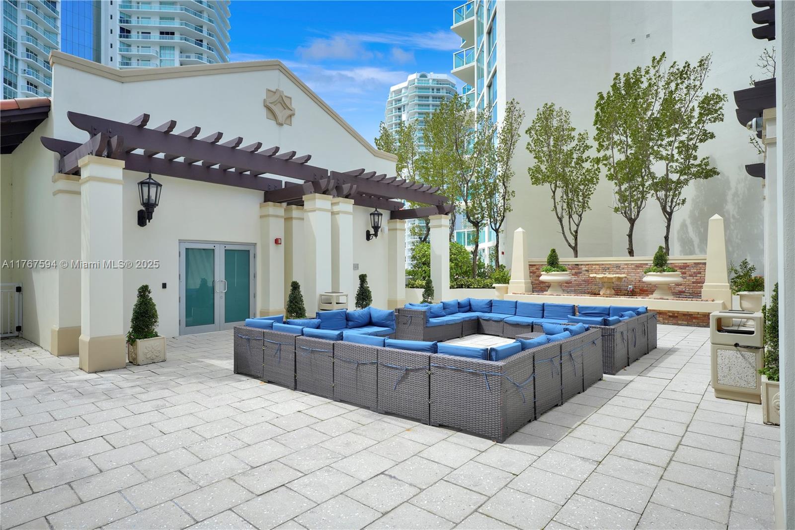 ST TROPEZ ON THE BAY III - Residential