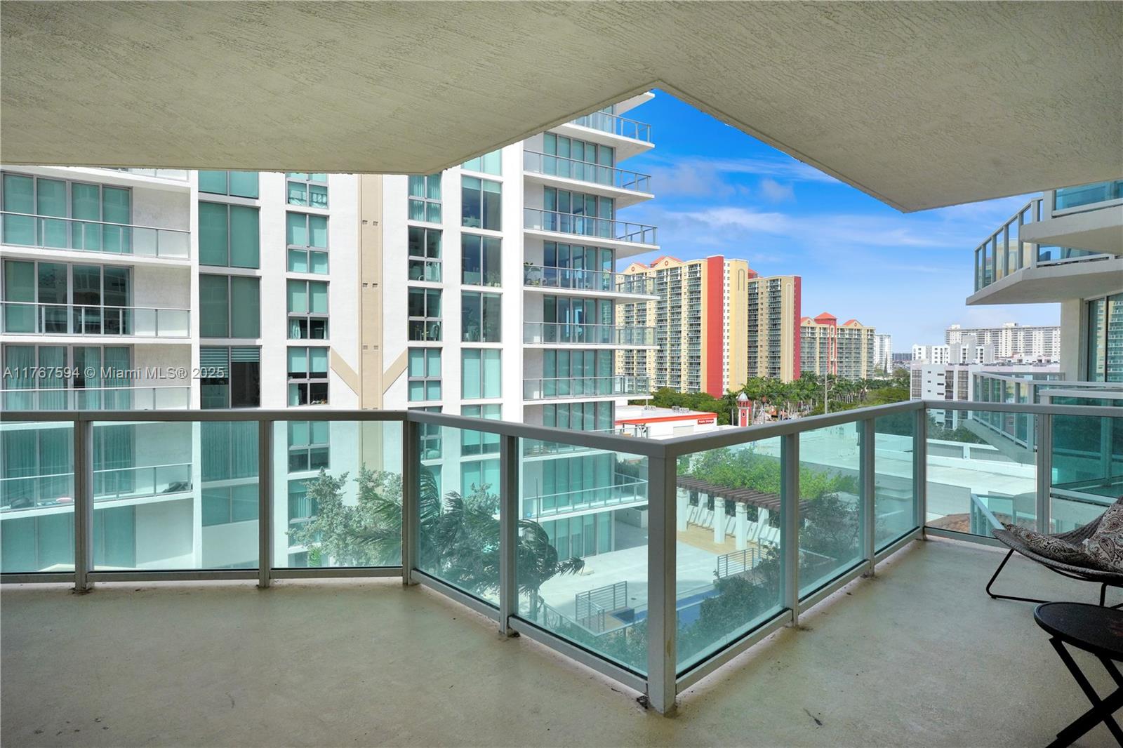 ST TROPEZ ON THE BAY III - Residential