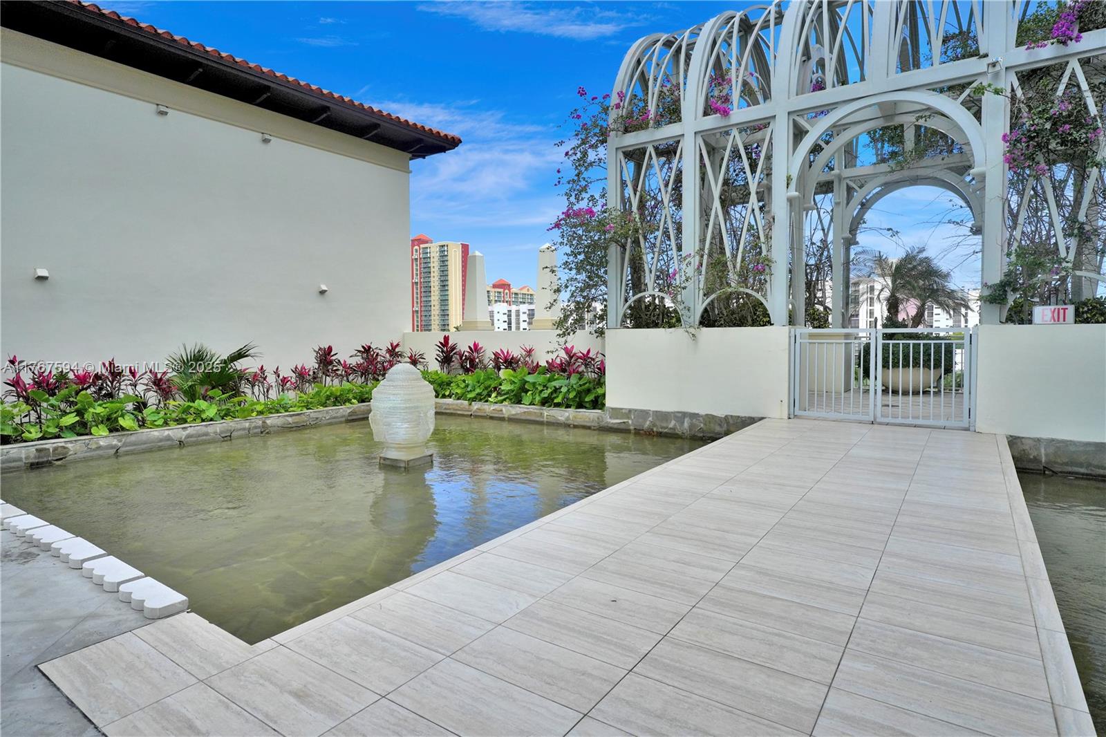 ST TROPEZ ON THE BAY III - Residential