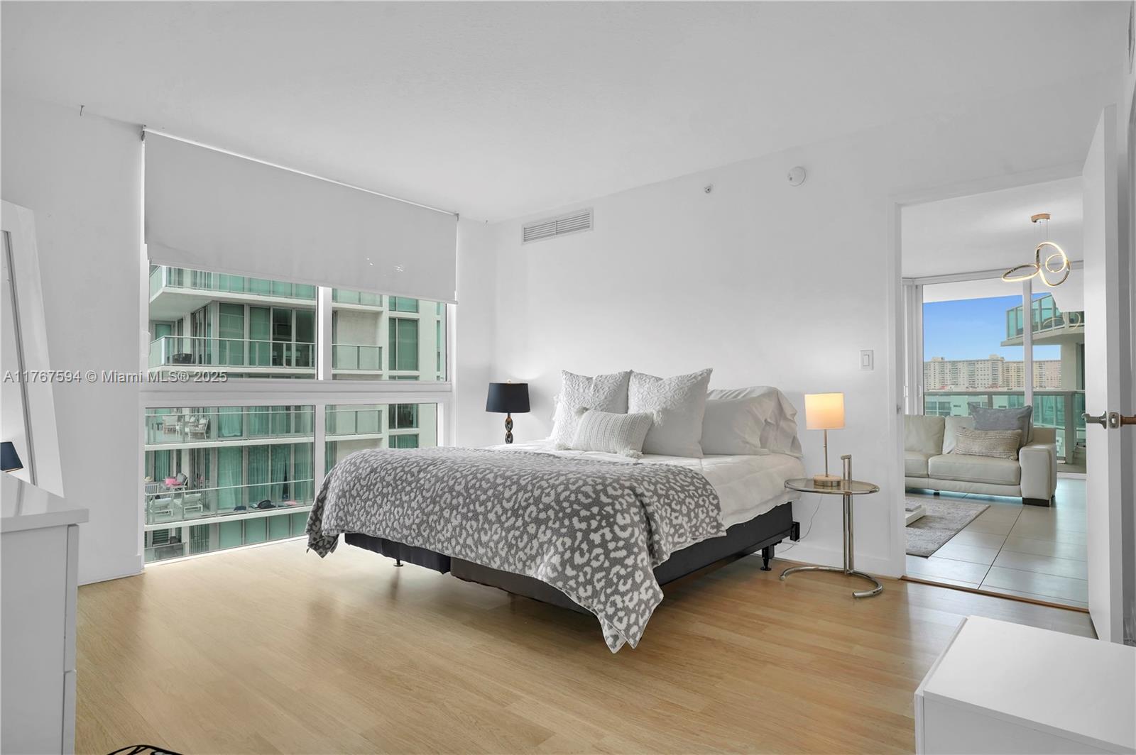 ST TROPEZ ON THE BAY III - Residential