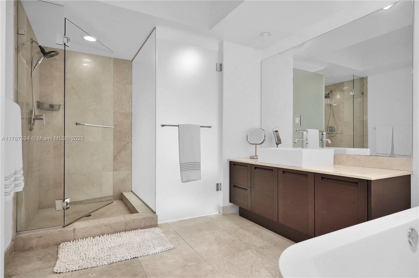 ST TROPEZ ON THE BAY III - Residential