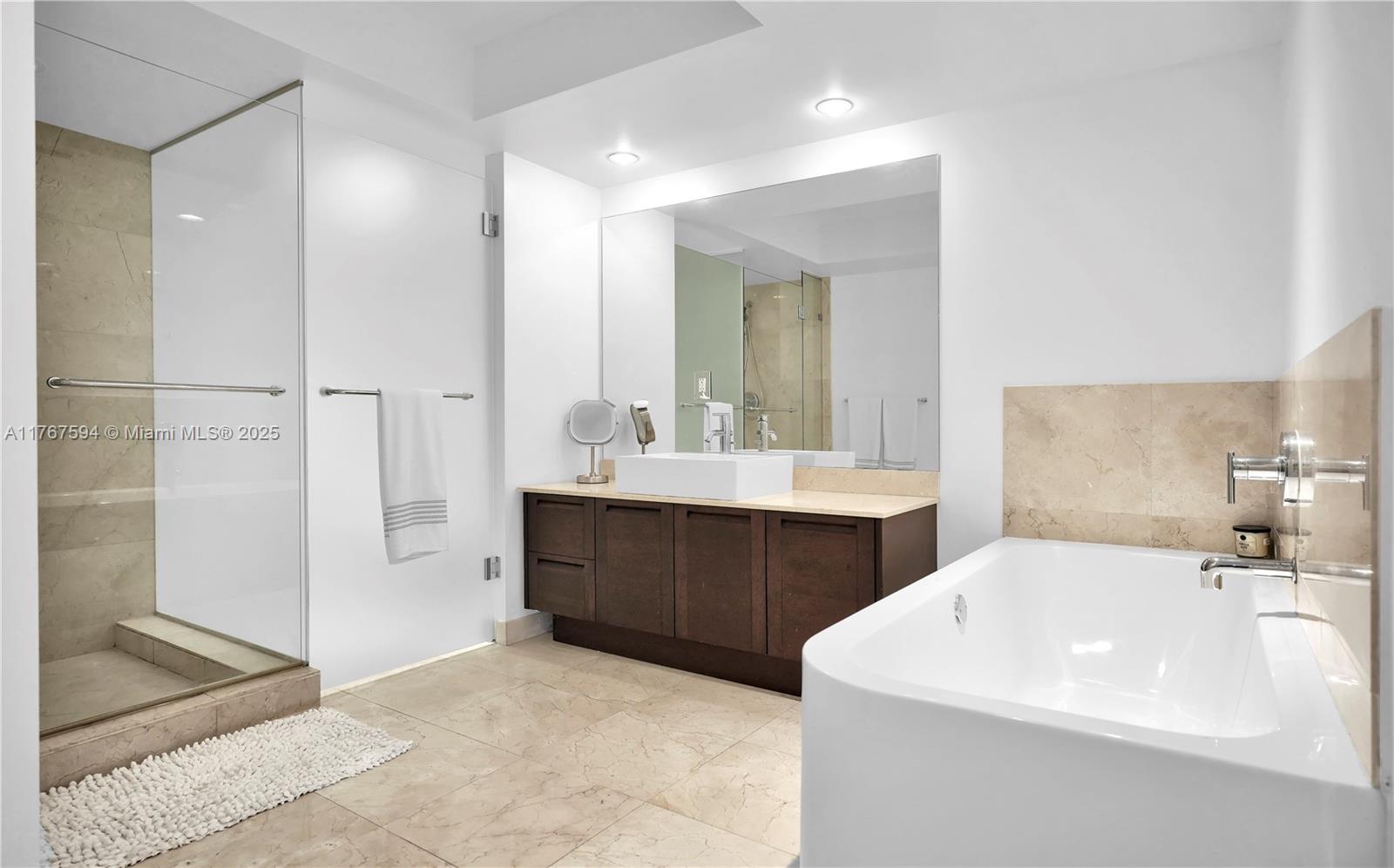 ST TROPEZ ON THE BAY III - Residential