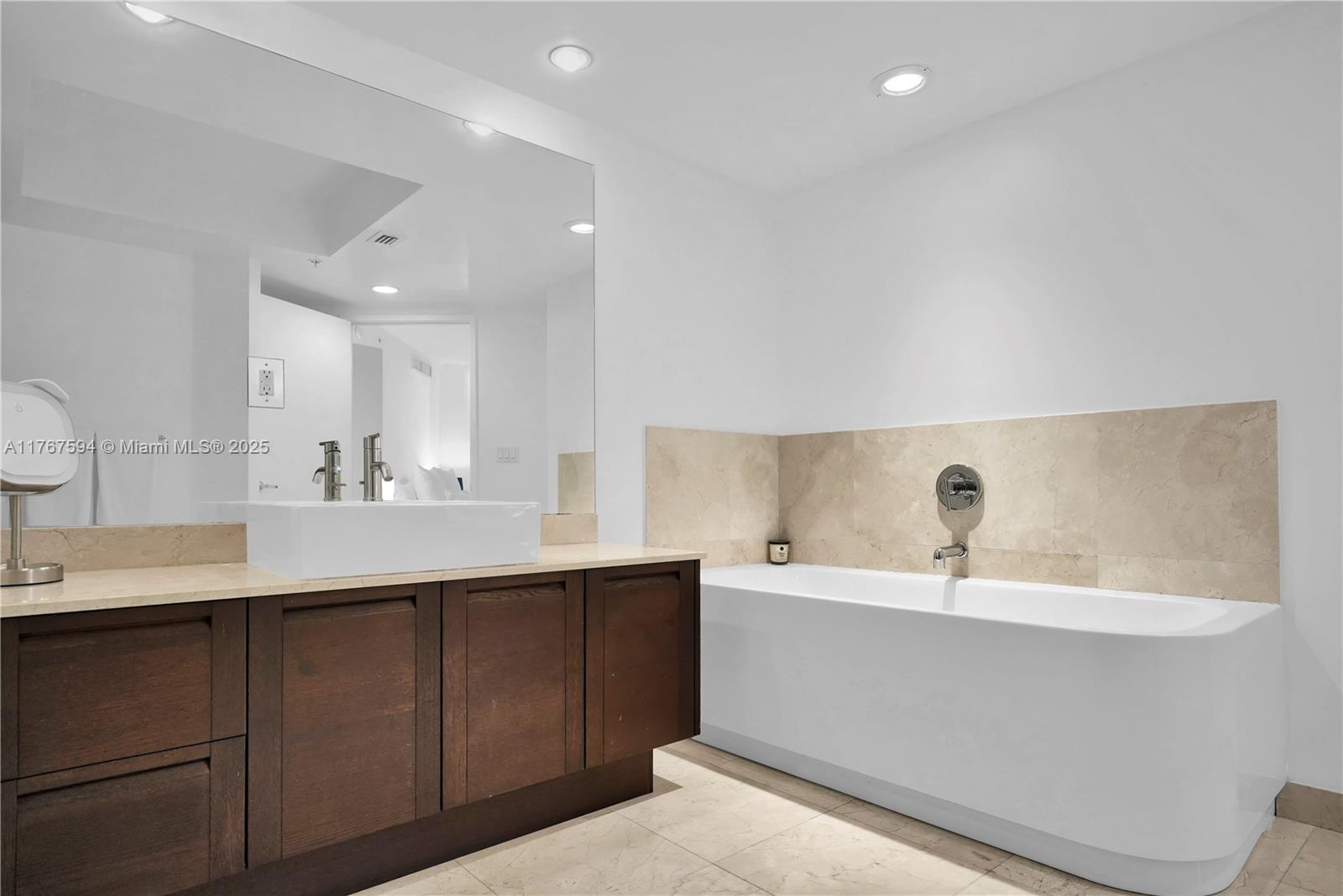 ST TROPEZ ON THE BAY III - Residential