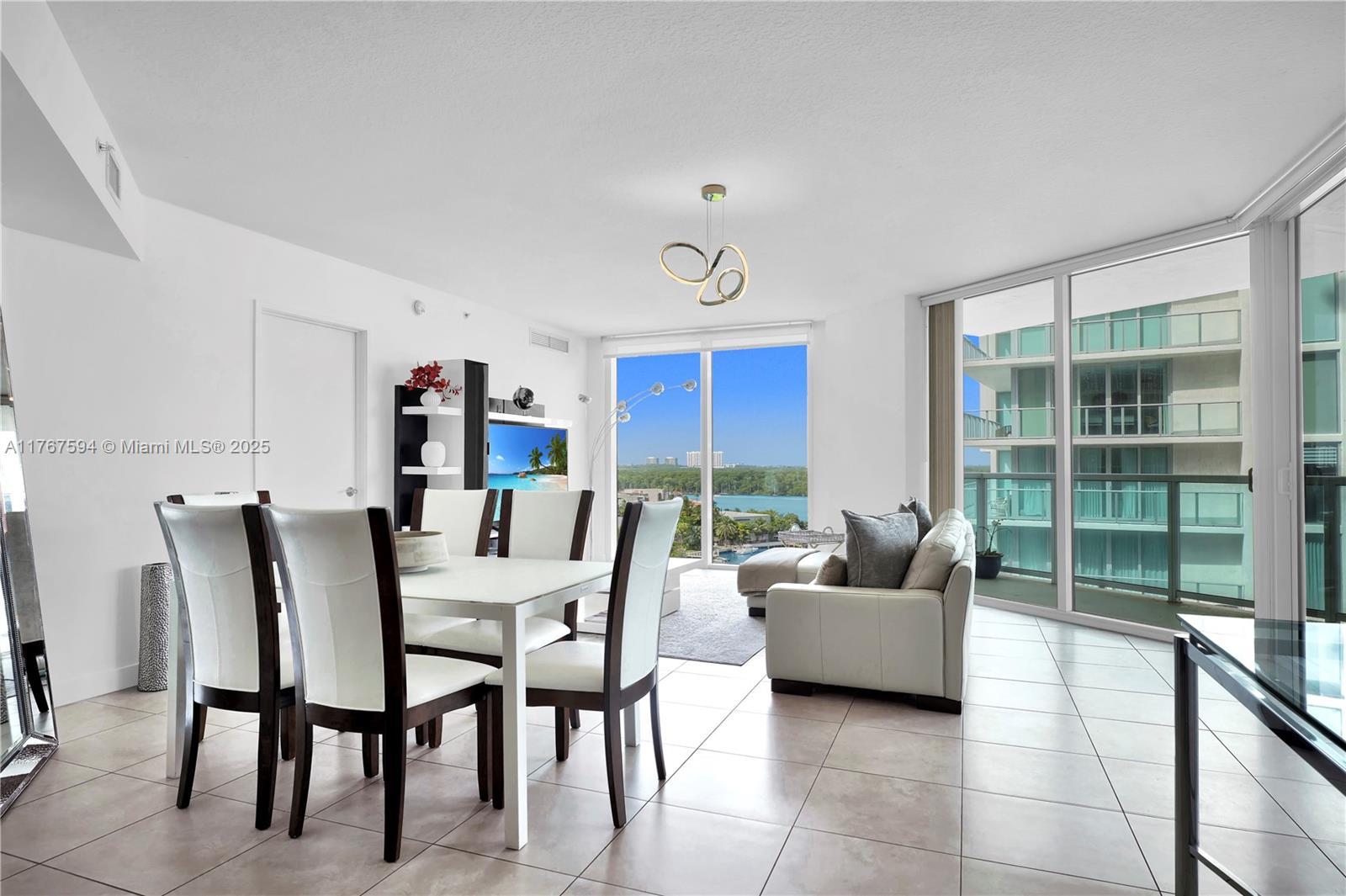 ST TROPEZ ON THE BAY III - Residential