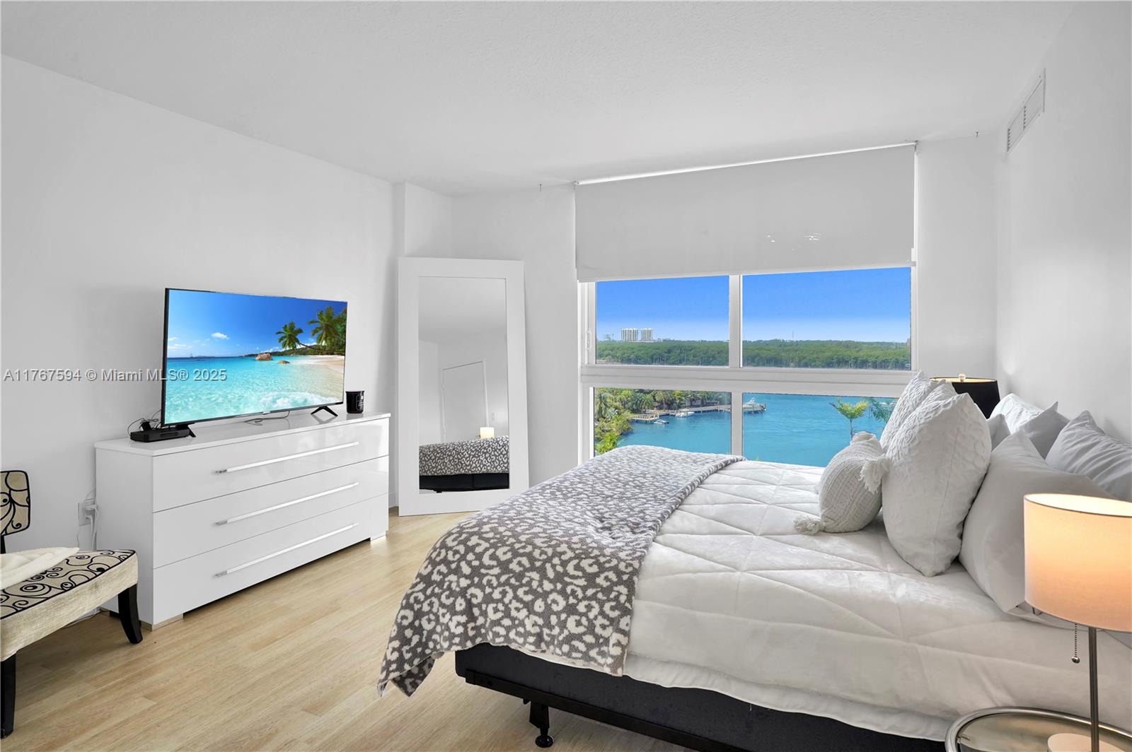 ST TROPEZ ON THE BAY III - Residential