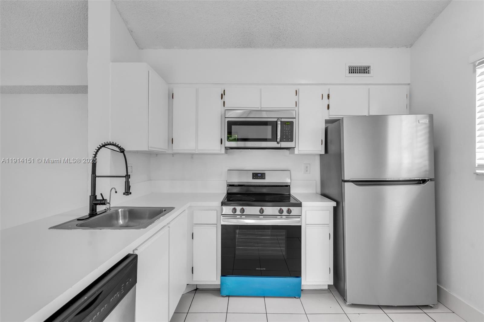 OAKLAND FOREST CLUB CONDO - Residential Lease