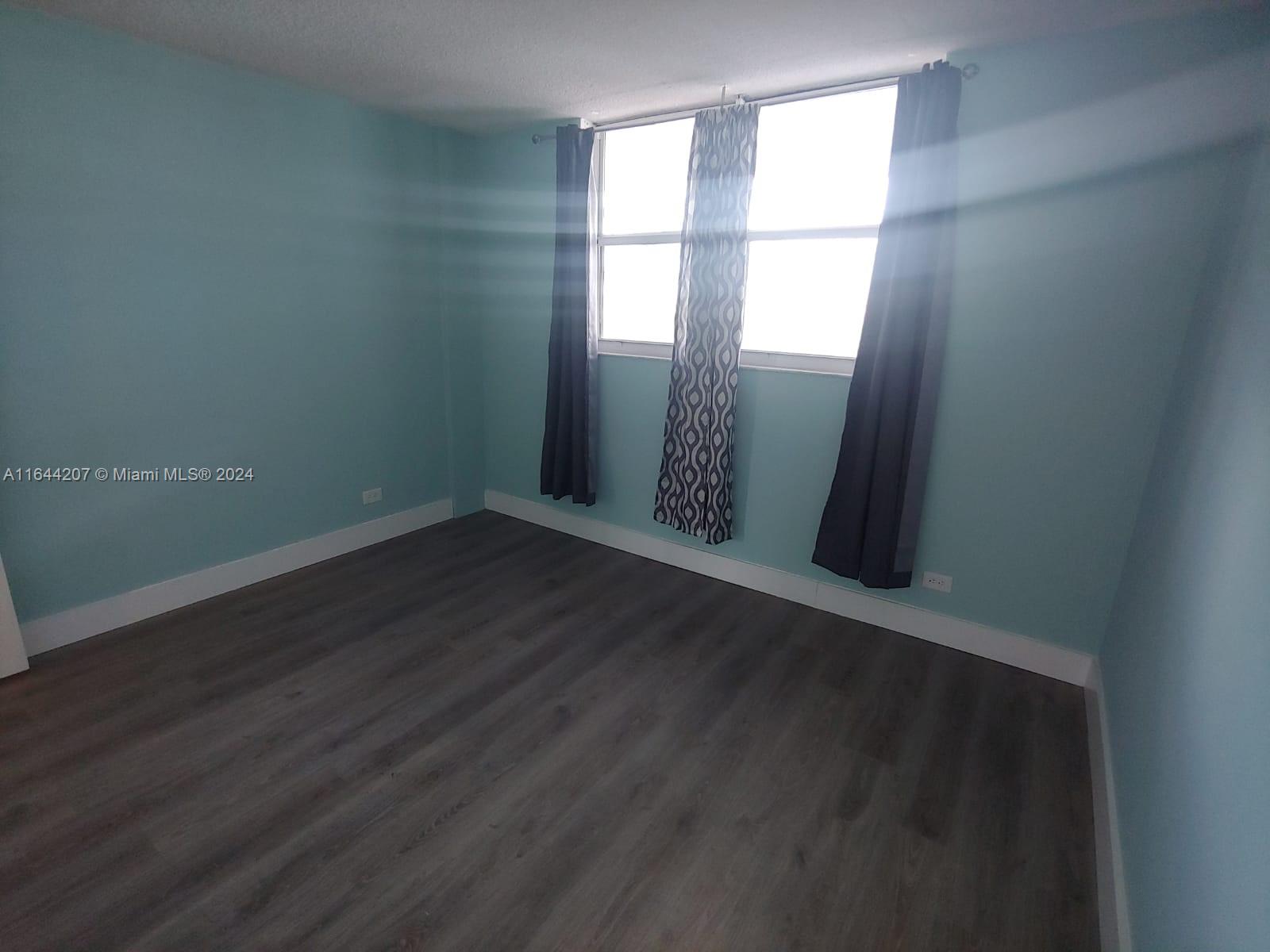 EASTERN SHORES WHITE HOUS - Residential