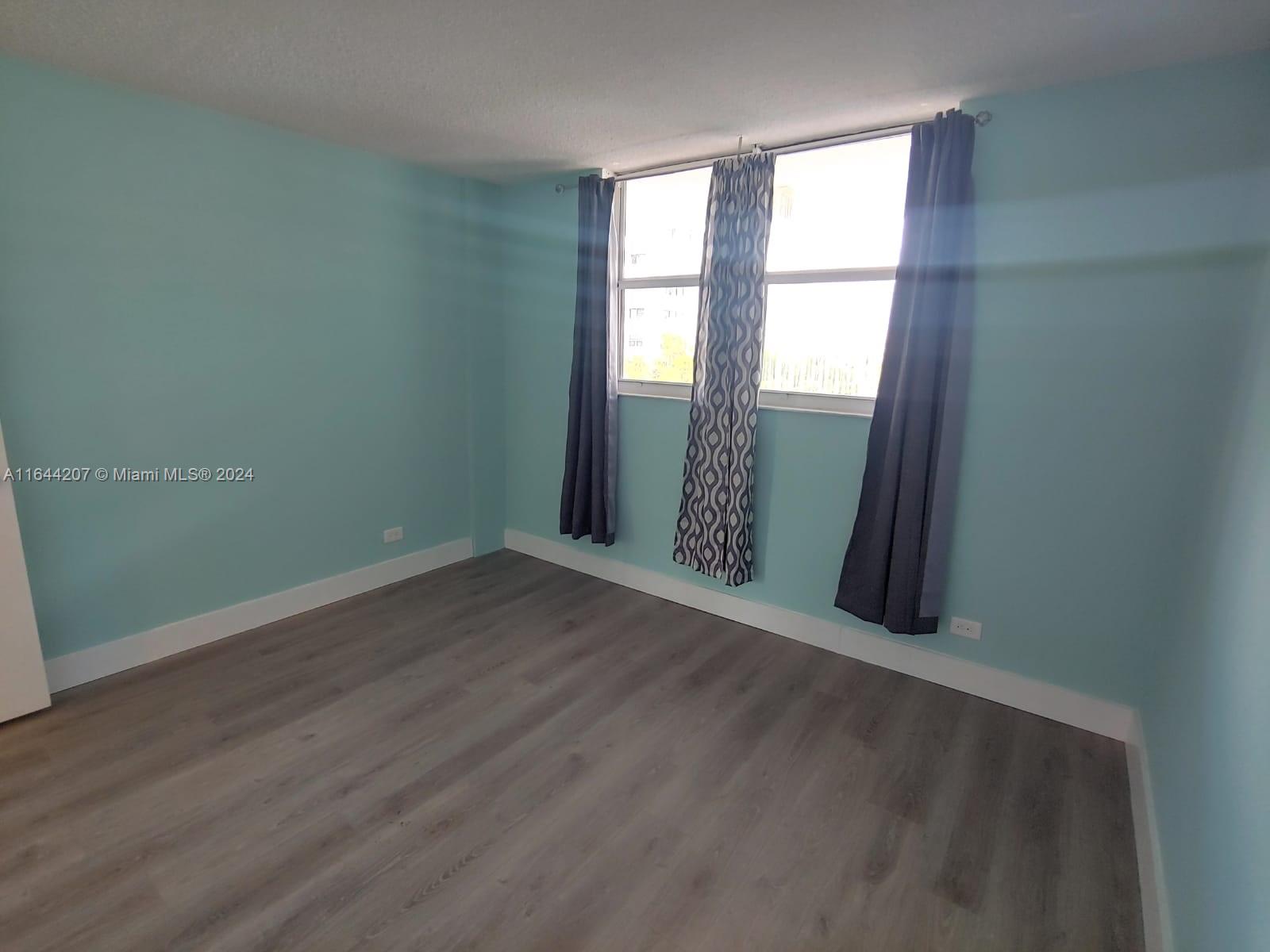 EASTERN SHORES WHITE HOUS - Residential