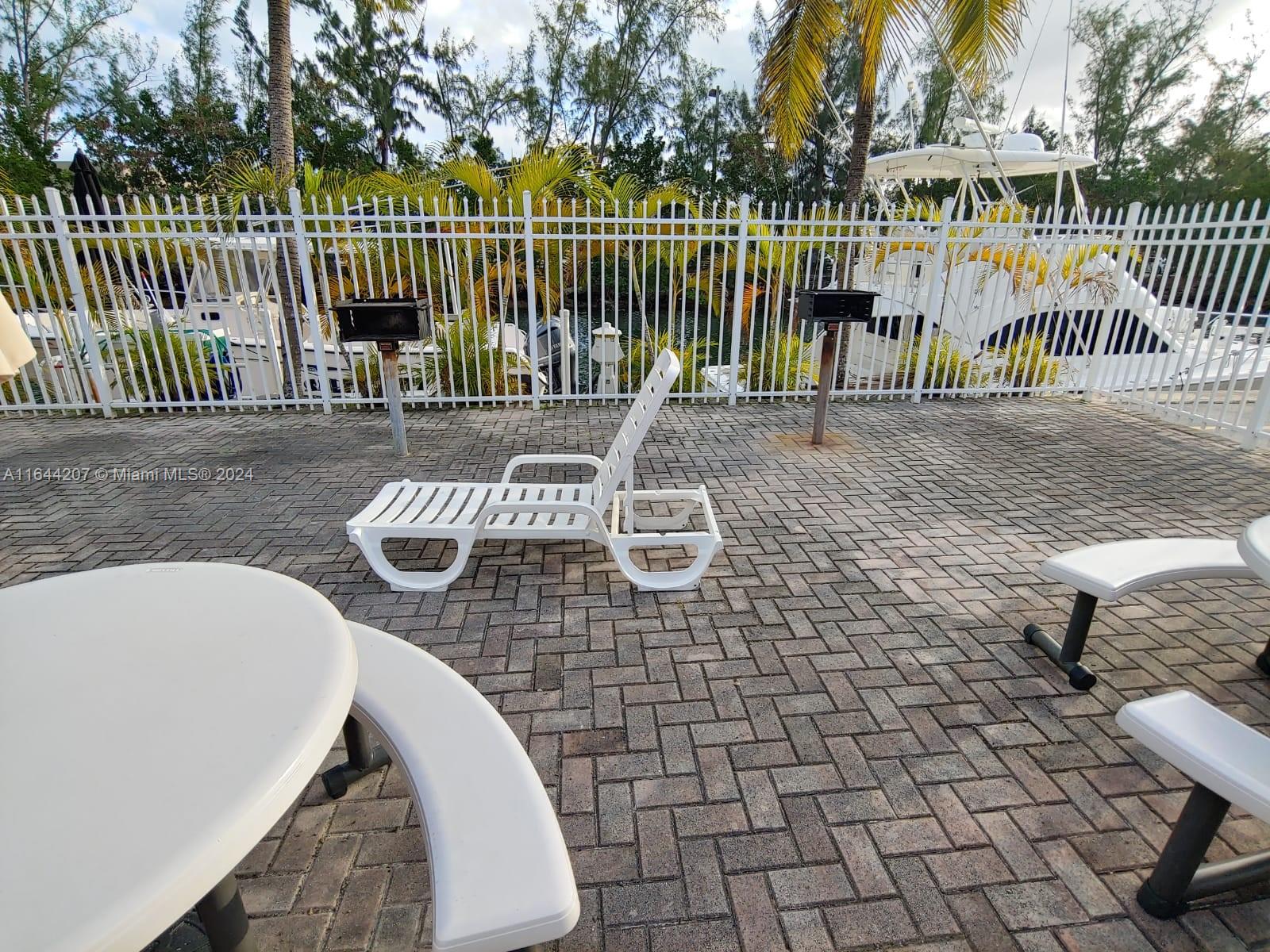 EASTERN SHORES WHITE HOUS - Residential
