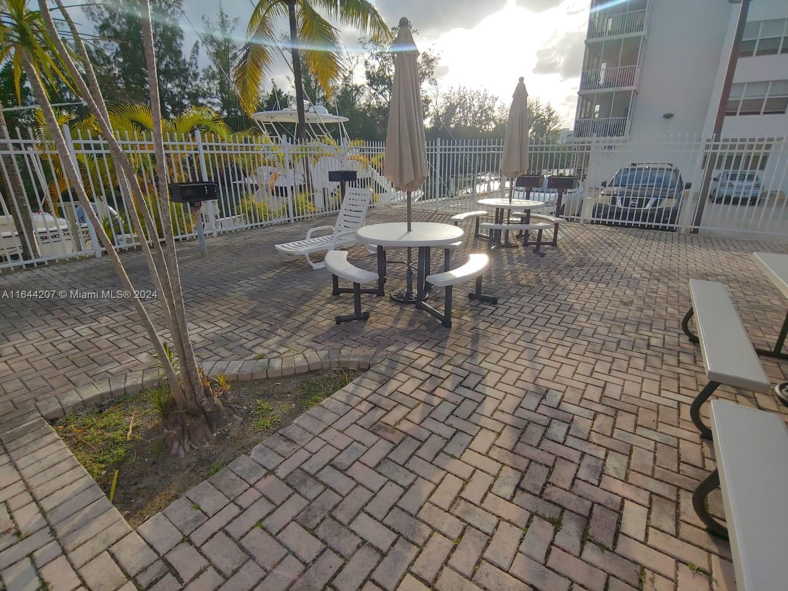 EASTERN SHORES WHITE HOUS - Residential