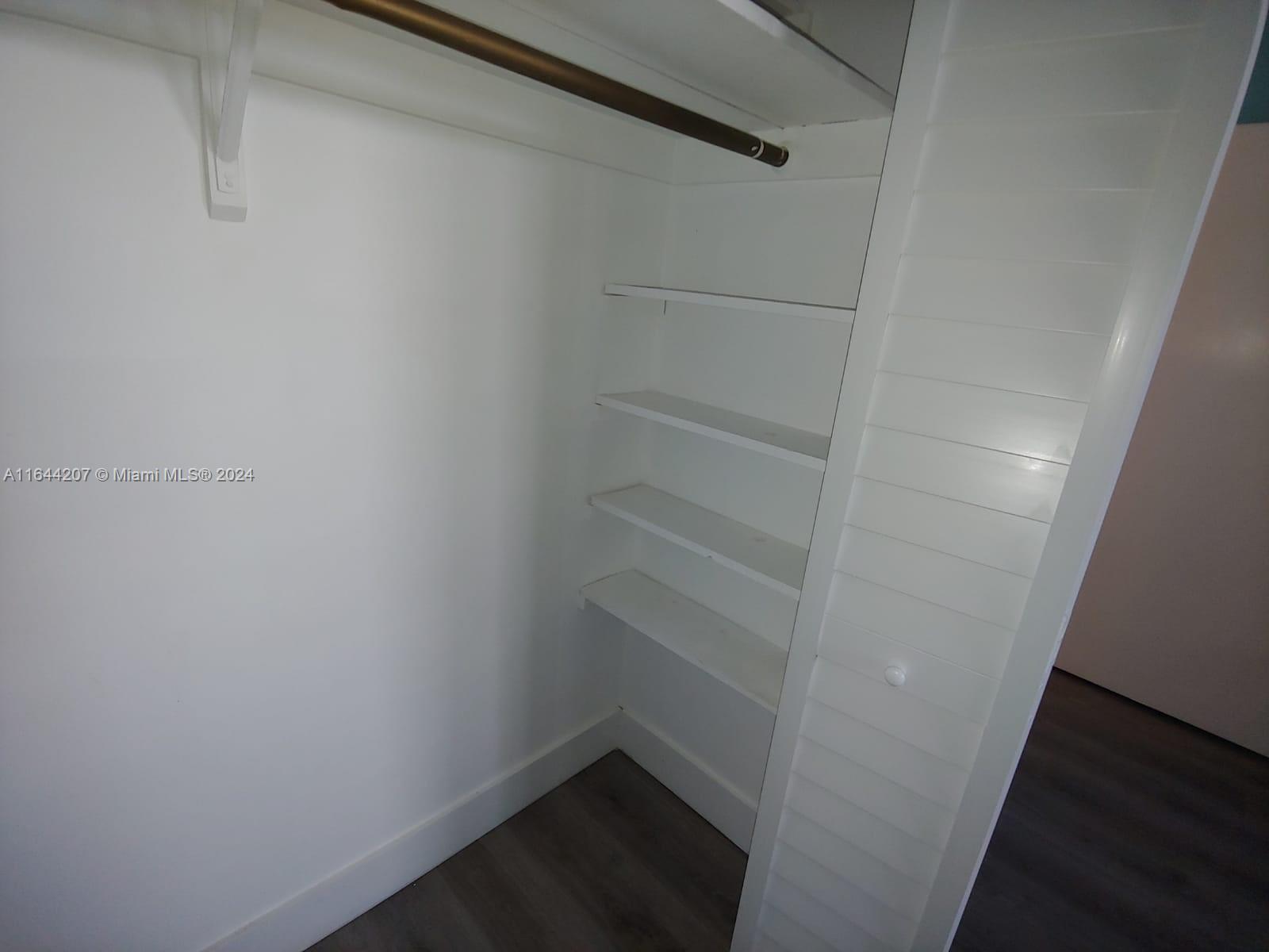 EASTERN SHORES WHITE HOUS - Residential