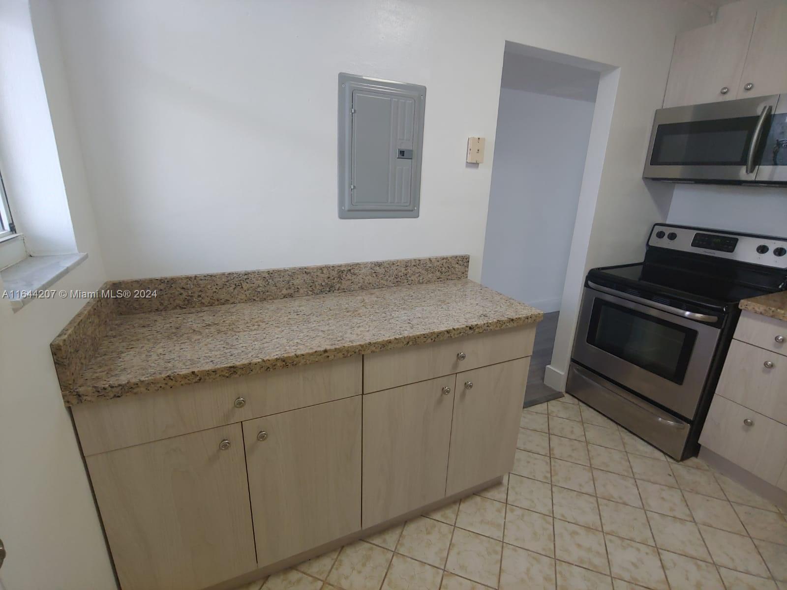 EASTERN SHORES WHITE HOUS - Residential