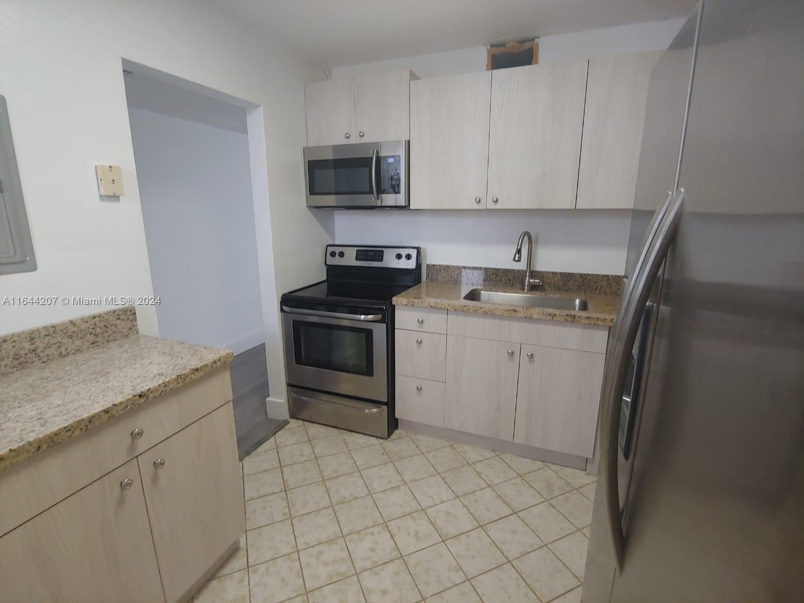 EASTERN SHORES WHITE HOUS - Residential