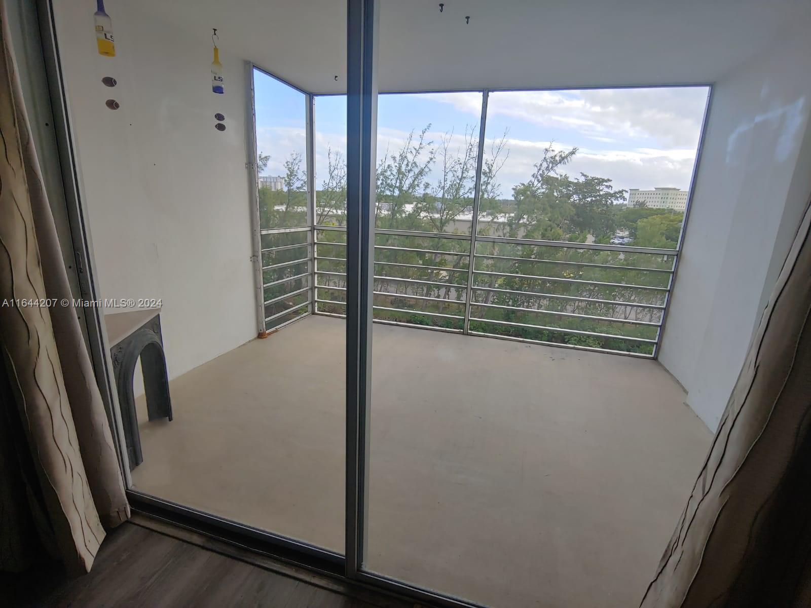 EASTERN SHORES WHITE HOUS - Residential