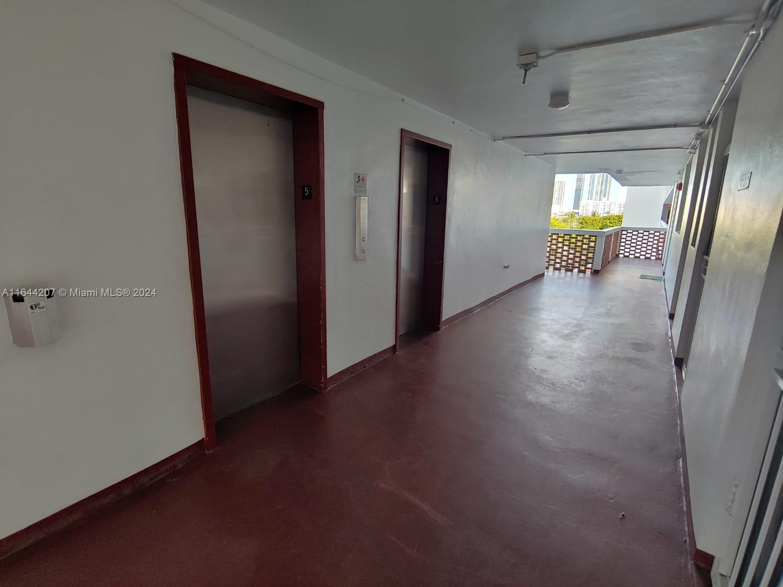 EASTERN SHORES WHITE HOUS - Residential
