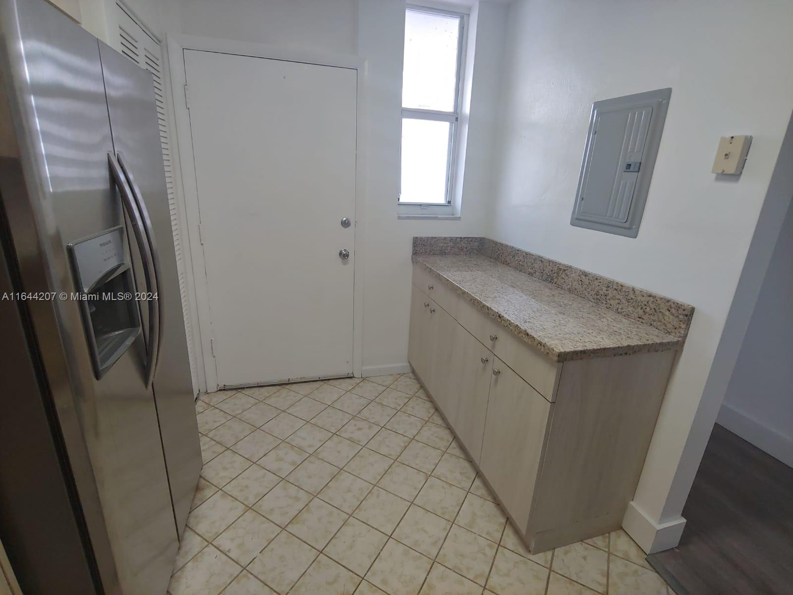 EASTERN SHORES WHITE HOUS - Residential