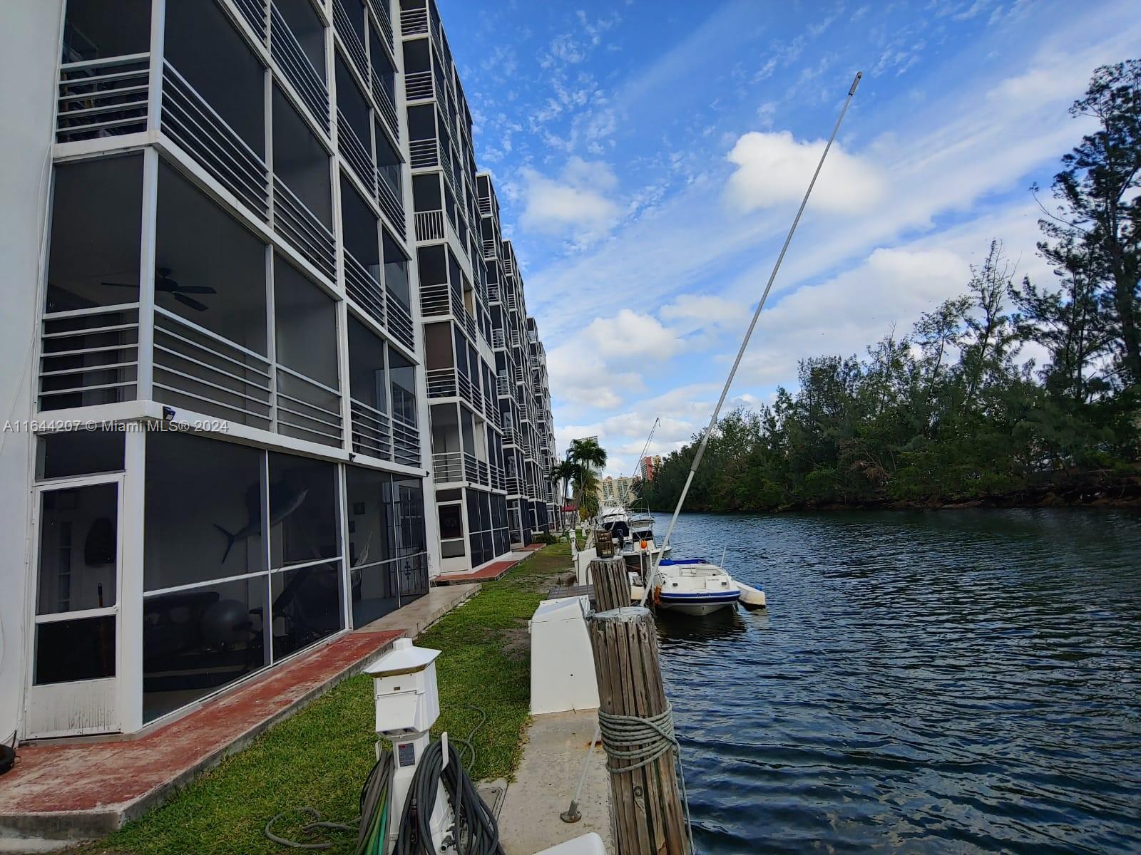 EASTERN SHORES WHITE HOUS - Residential